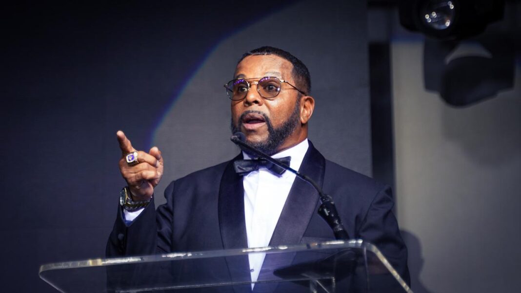 Leyendas del deporte y personalidades de la vida pública acompañan a Luis Polonia en gala premier de su película