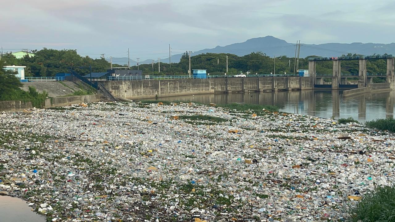 Río Yaque del Norte, atrapado por los desechos plásticos tras paralización de barrera flotante