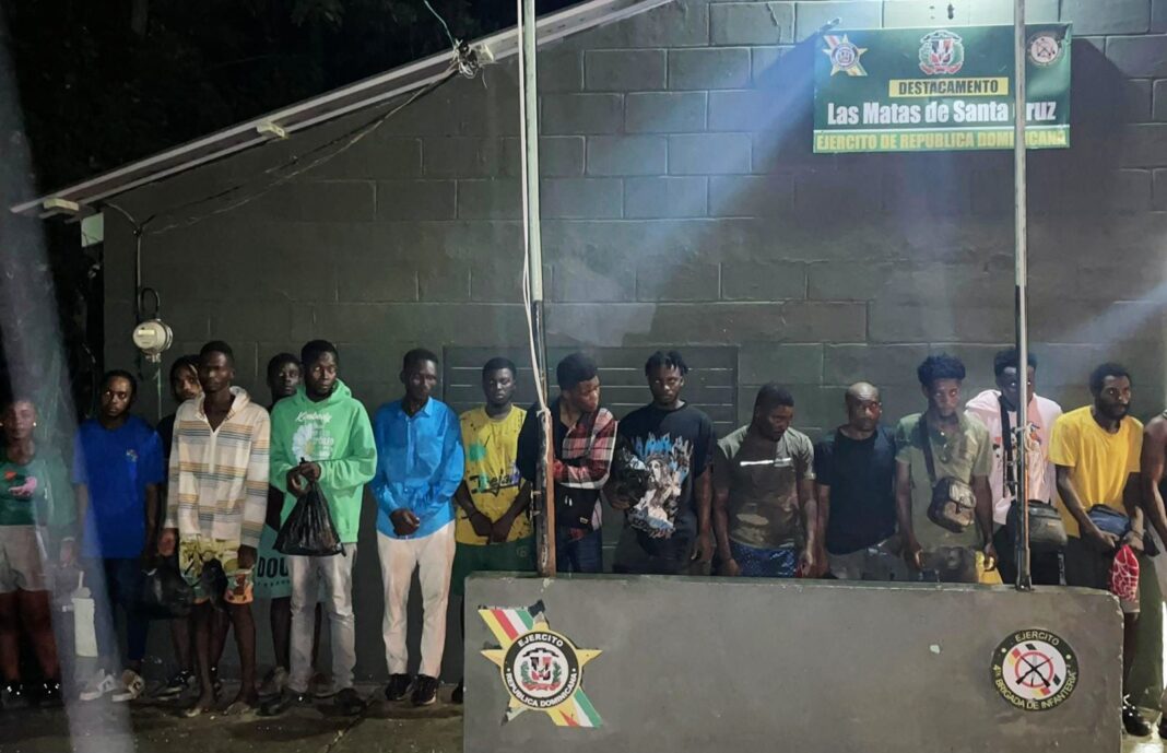 En un centro de acopio en Montecristi detienen grupo de 18 haitianos indocumentados en Las Matas de Santa Cruz