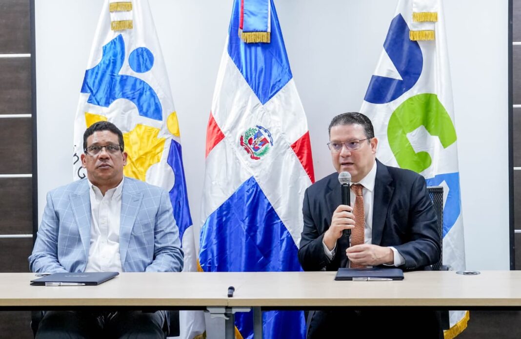 El director general de Aduanas, Yayo Sanz Lovatón y el director de Contrataciones Públicas, Carlos Pimentel, durante la firma entre ambas entidades.