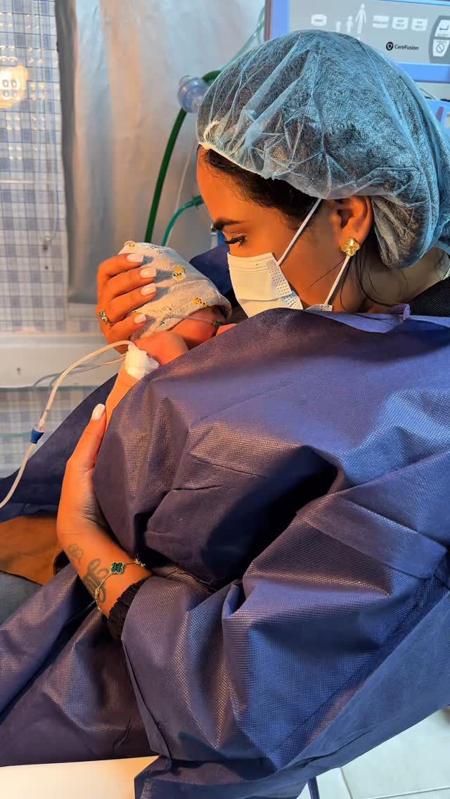 Martha Heredia logra cargar a su bebé tras nueve días hospitalizado Martha Heredia logra cargar a su bebé tras nueve días hospitalizado