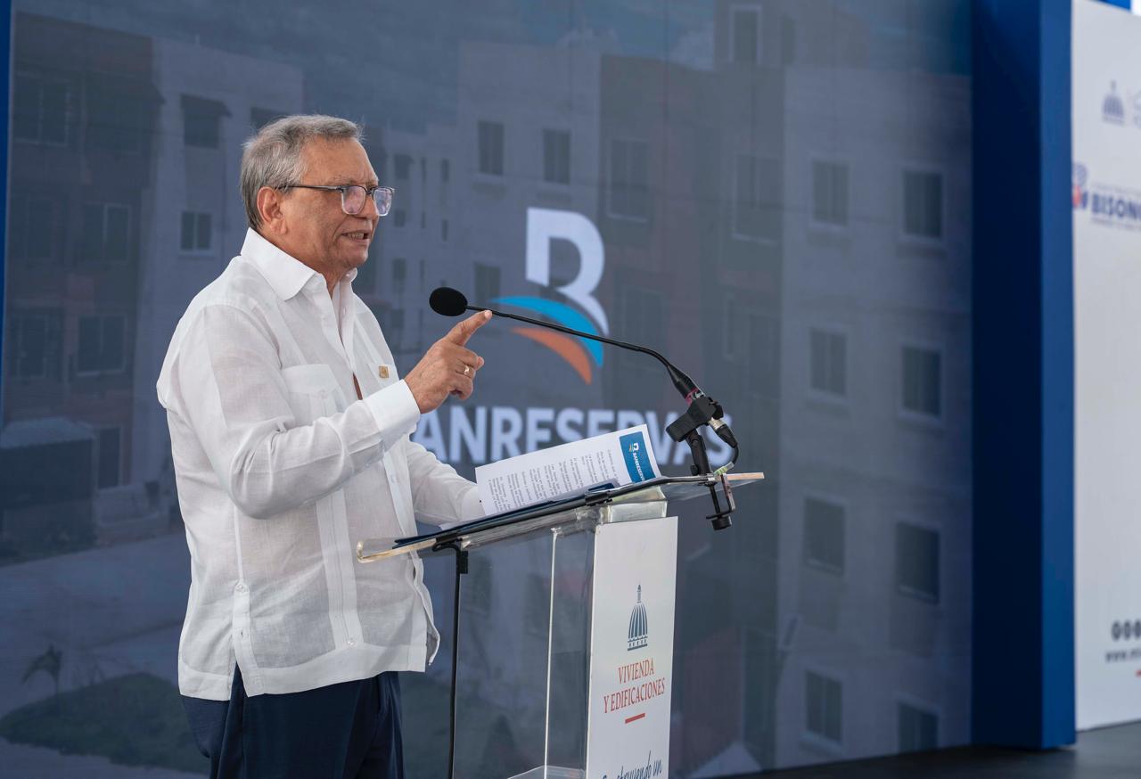 El presidente de Banreservas Leonardo Aguilera.