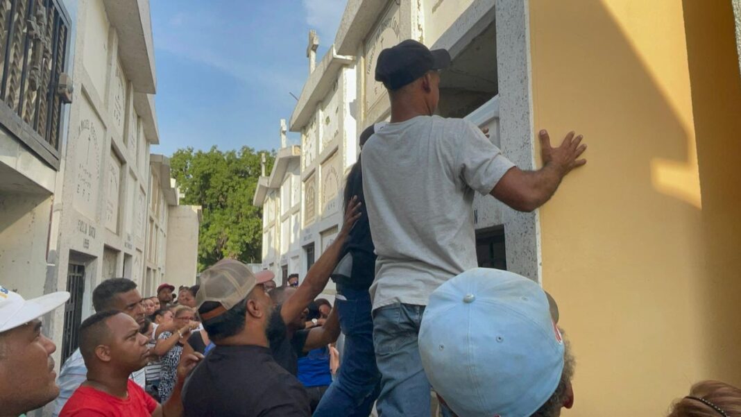Sepultan en Santiago al hombre hallado muerto tras su esposa recibir dinero anónimo para comprar el ataúd Sepultan en Santiago al hombre hallado muerto tras su esposa recibir dinero anónimo para comprar el ataúd