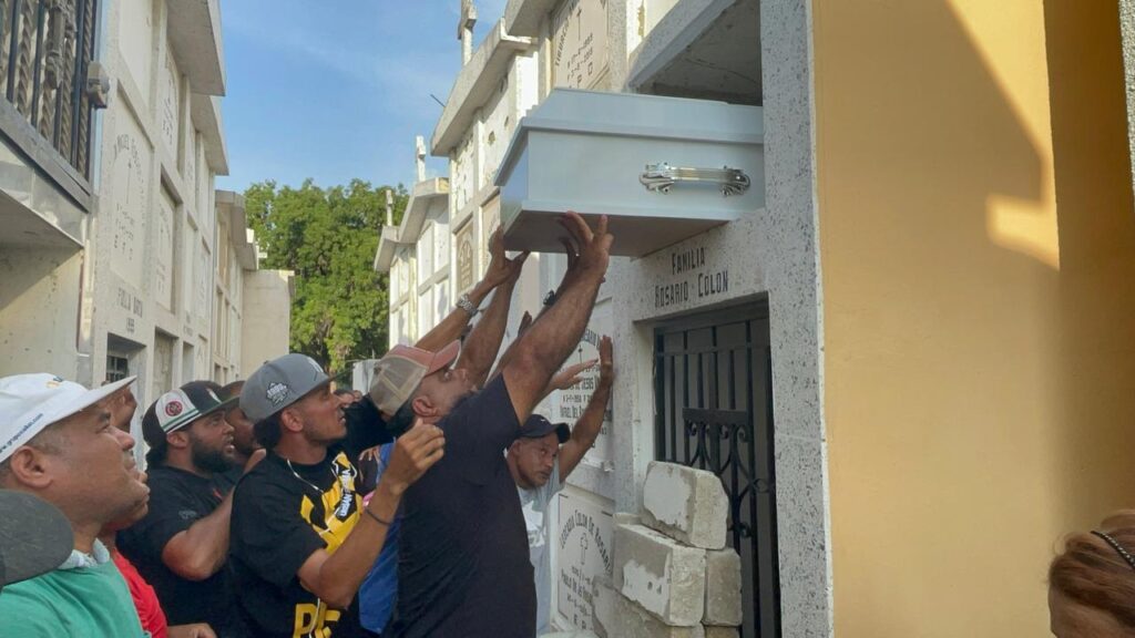 Sepultan en Santiago al hombre hallado muerto tras su esposa recibir dinero anónimo para comprar el ataúd | 3 | Sepultan en Santiago al hombre hallado muerto tras su esposa recibir dinero anónimo para comprar el ataúd - Noticias de hoy en República Dominicana | De Último Minuto