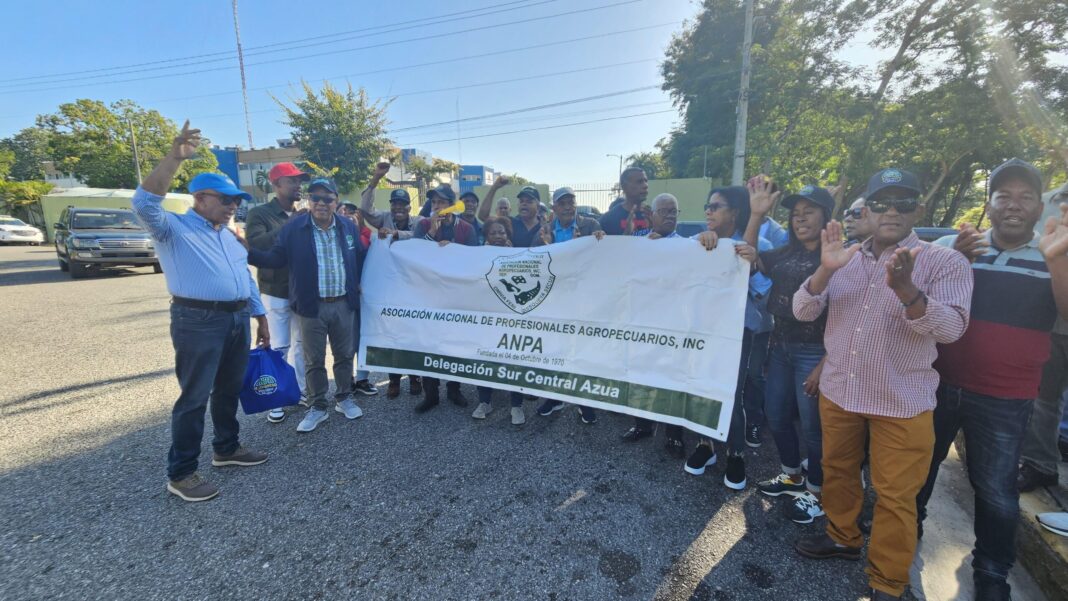 Agrónomos protestan frente al Ministerio de Agricultura en reclamo de pensiones y mejoras salariales