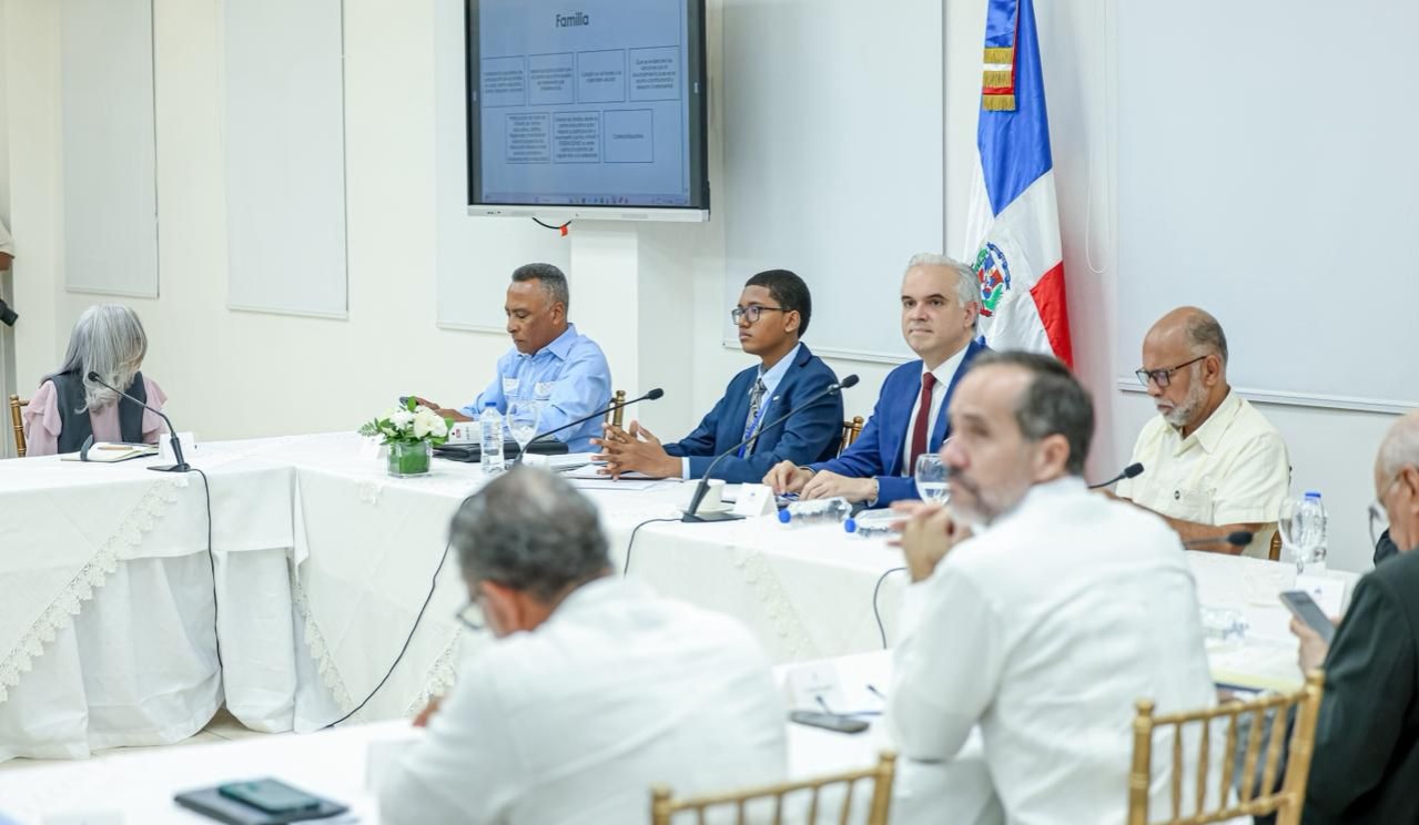 Comunidad estudiantil respalda la “Mesa de los cinco pilares” impulsada por el ministro Luis Miguel De Camps
