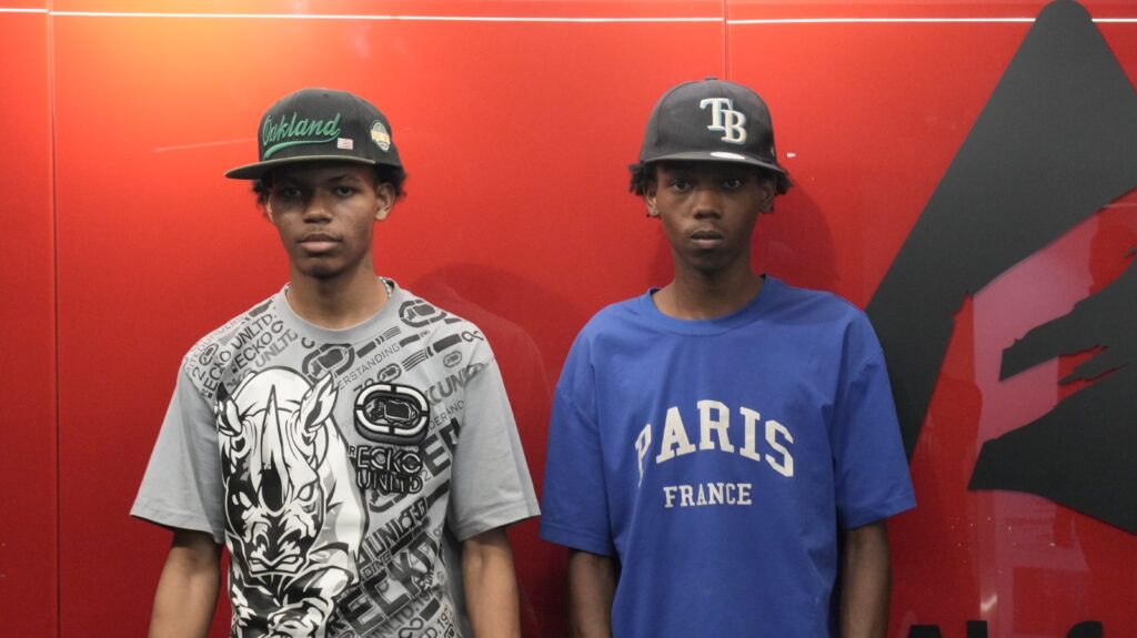 Dos jóvenes se entregan a las autoridades a través de De Último Minuto tras difundirse video de agresión | 2 | Dos jóvenes se entregan a las autoridades a travez de De Último Minuto tras difundirse video de agresión