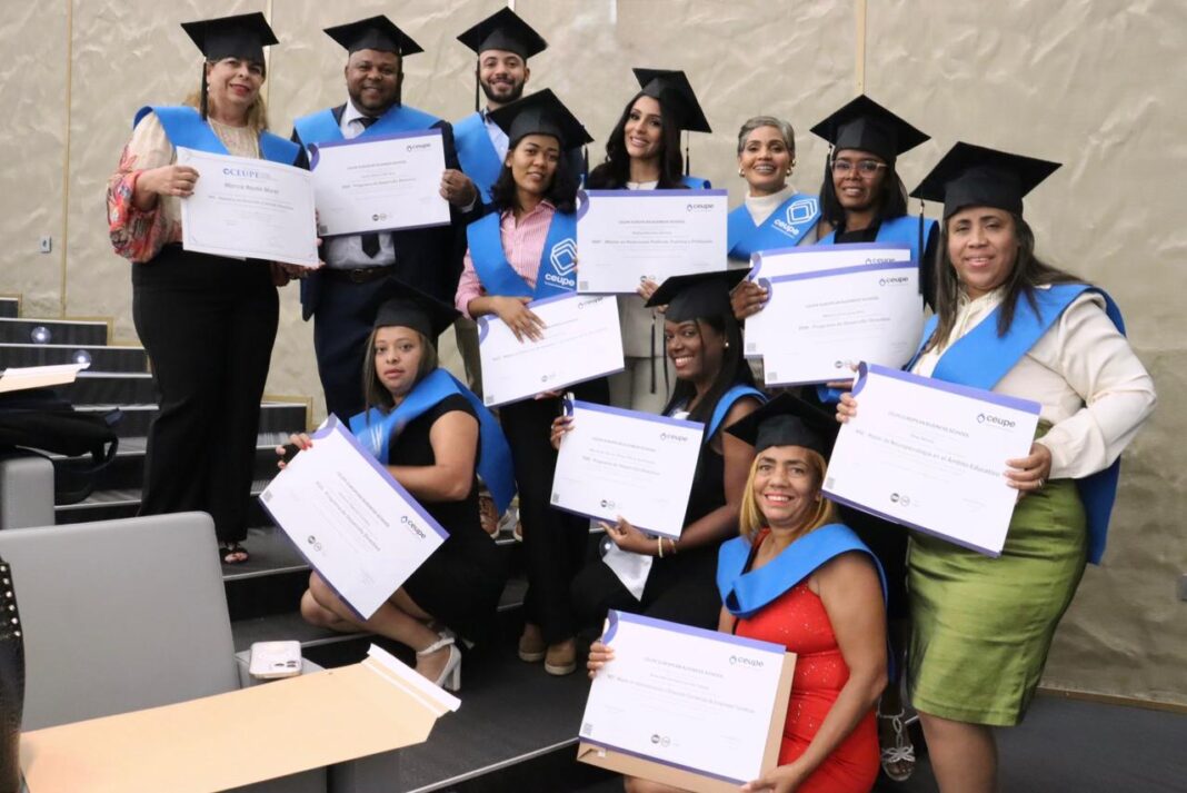Estudiantes dominicanos se gradúan de maestrías internacionales en Madrid, España