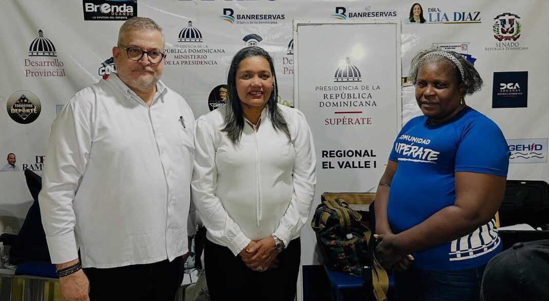 Gobernación y Supérate benefician a familias con entrega de tarjetas sociales en Azua