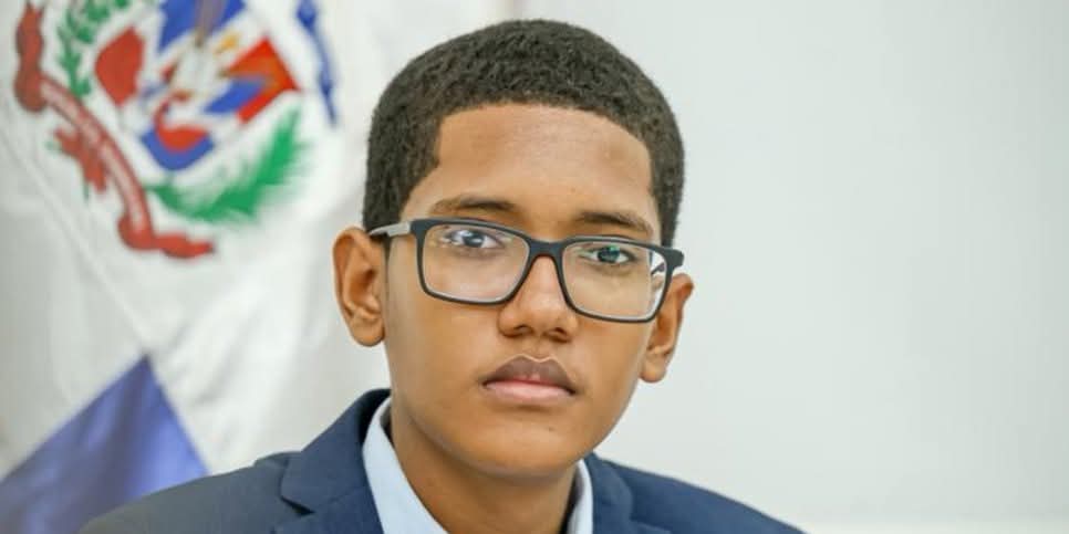Joven Josmil Santa De León, oriundo de Azua, representa al sector estudiantil en el Consejo Nacional de Educación