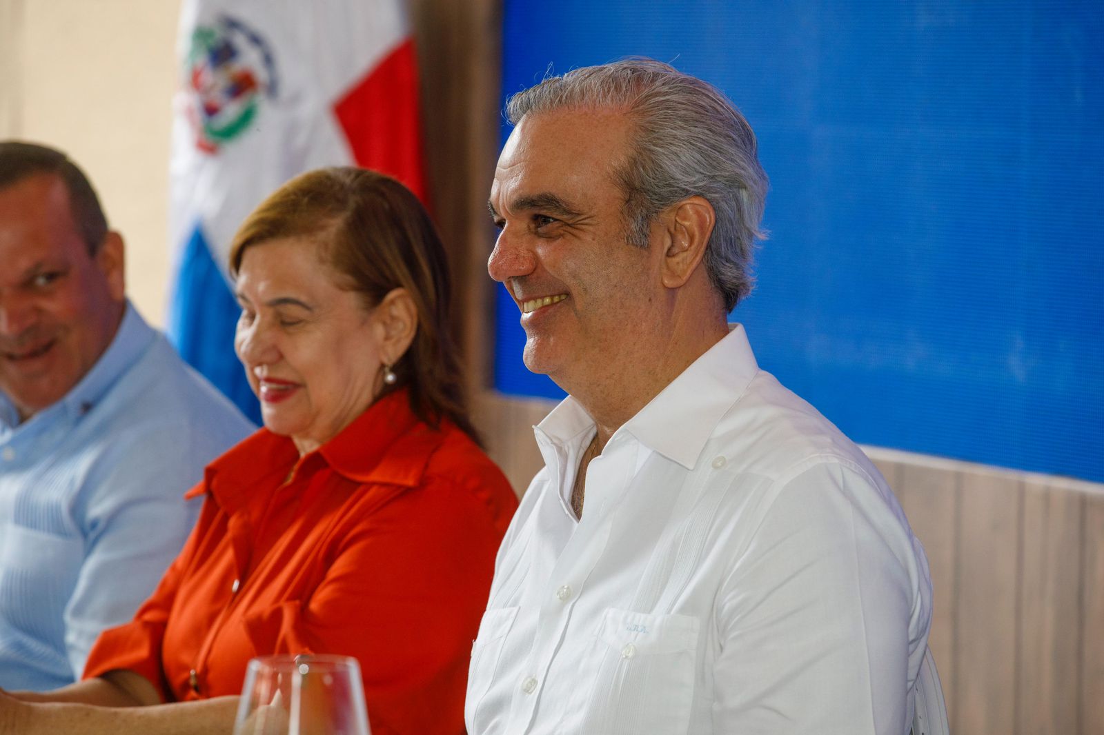 Abinader regresa de México y entrega apartamentos en "Ciudad Ecológica"
