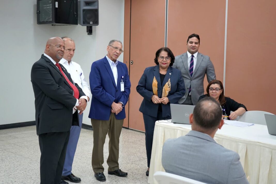 La presidenta de la Cámara de Cuentas, doctora Emma Polanco Melo, acompañada del vicepresidente Francisco Tamárez Florentino y del miembro del Pleno Francisco Franco, realizó un recorrido por los salones de evaluación.