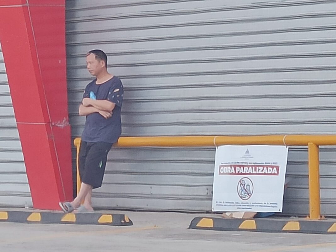 Comercio chino cerrado.