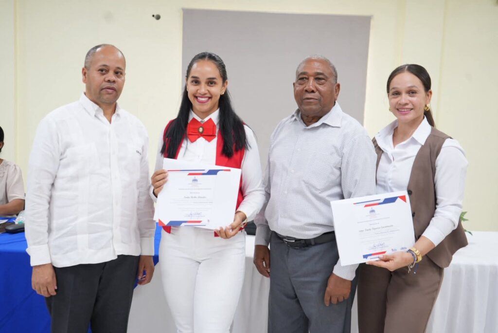 Reconocen a maestros de la Regional 03 de Azua por lograr alfabetización oportuna - Noticias de hoy en República Dominicana | De Último Minuto