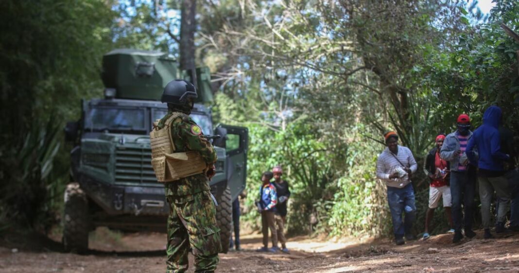 Matan a un policía con arco y flechas frente a la sede presidencial de Kenia