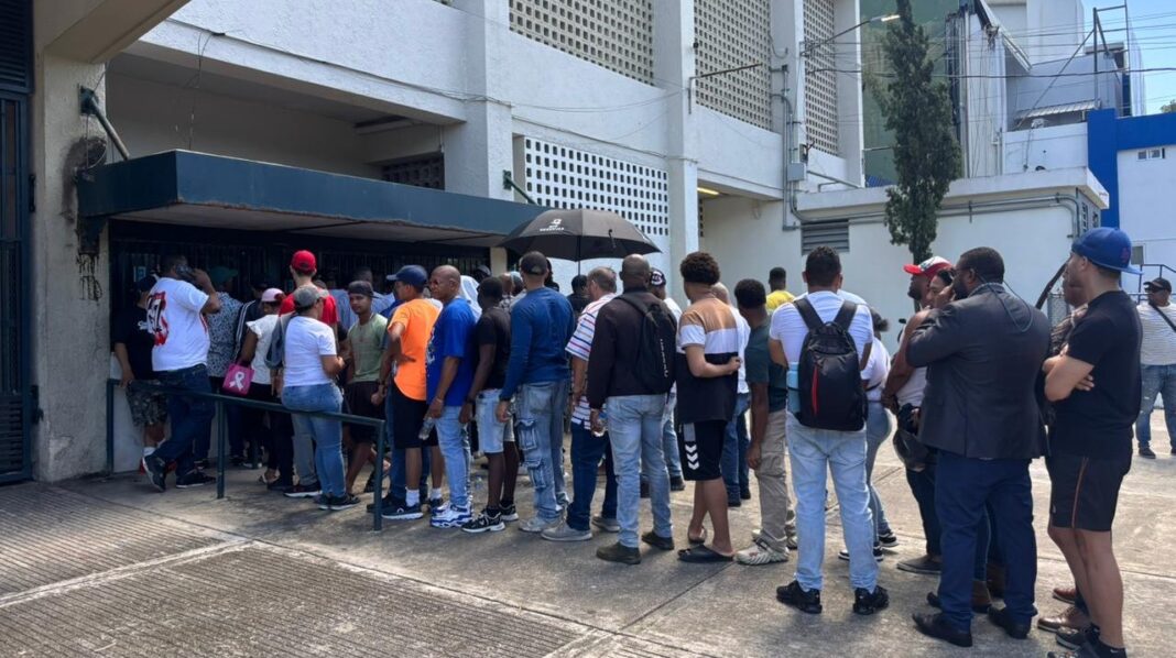 Se registran filas en el Quisqueya por boletas para el duelo Licey–Escogido de esta noche