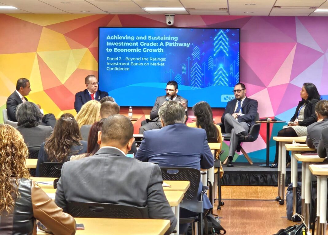 Ministro Magín Díaz en panel sobre grado de inversión.