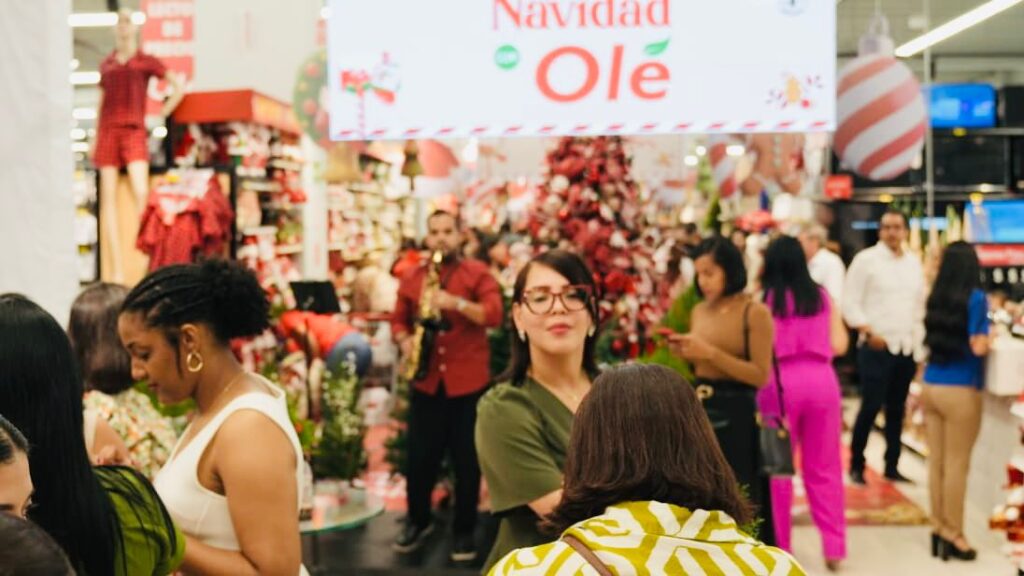 Hipermercados Olé da la bienvenida oficial a la Navidad con un mágico lanzamiento lleno de luces, música y nieve | 3 | Hipermercados Olé da la bienvenida oficial a la Navidad con un mágico lanzamiento lleno de luces, música y nieve - Noticias de hoy en República Dominicana | De Último Minuto