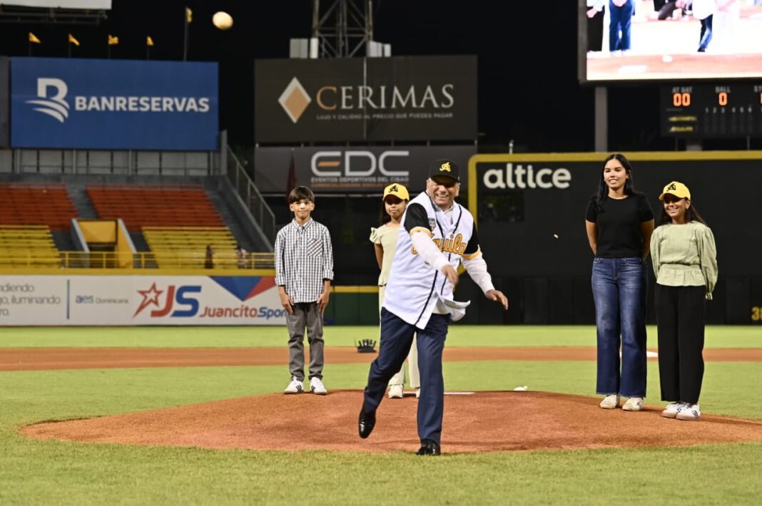 Leonardo Aguilera lanza la primera bola en partido inaugural del torneo de béisbol en el Estadio Cibao Leonardo Aguilera lanza la primera bola en partido inaugural del torneo de béisbol en el Estadio Cibao