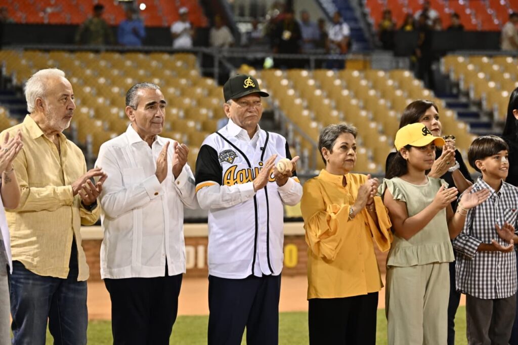 Leonardo Aguilera lanza la primera bola en partido inaugural del torneo de béisbol en el Estadio Cibao | 4 | Leonardo Aguilera lanza la primera bola en partido inaugural del torneo de béisbol en el Estadio Cibao - Noticias de hoy en República Dominicana | De Último Minuto