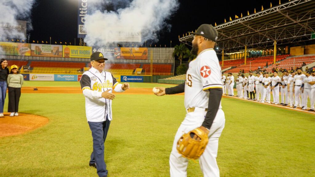 Leonardo Aguilera lanza la primera bola en partido inaugural del torneo de béisbol en el Estadio Cibao | 3 | Leonardo Aguilera lanza la primera bola en partido inaugural del torneo de béisbol en el Estadio Cibao - Noticias de hoy en República Dominicana | De Último Minuto