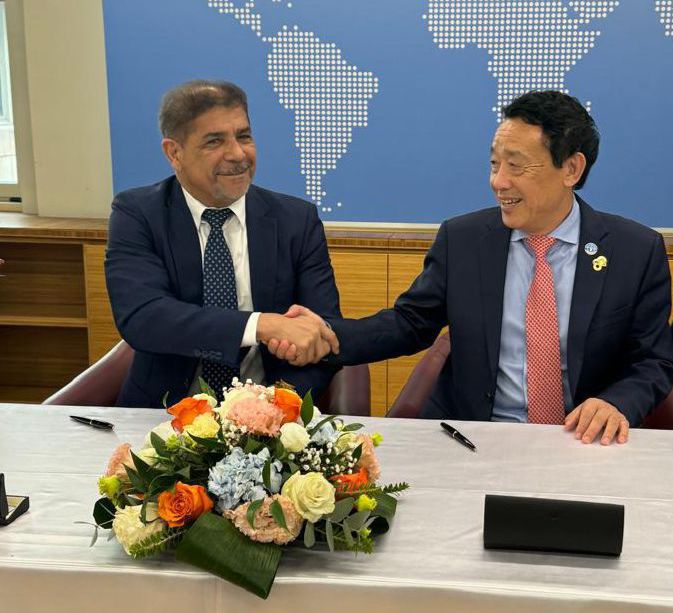 Ministro de Agricultura, Limber Cruz López, y el Director General de la FAO,