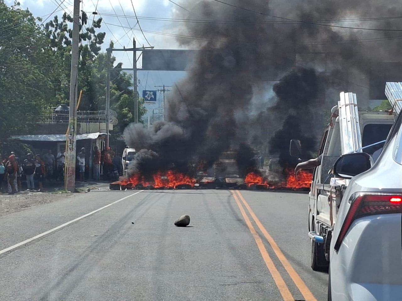 En el Cibao realizan huelga con neumáticos encendidos en demanda del cese de apagones