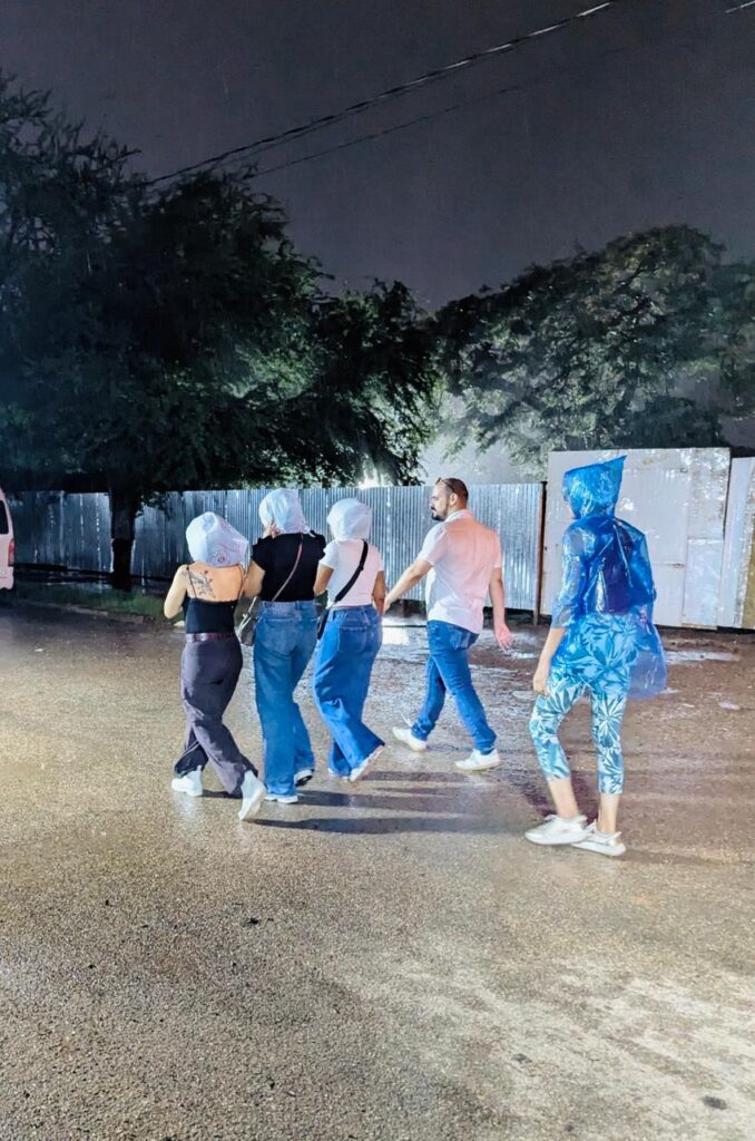 Fanáticos de Erreway cambiaron llamativos outfits por paraguas y fundas tras intensas lluvias | 4 | Fanáticos de Erreway cambiaron llamativos outfits por paraguas y fundas tras intensas lluvias - Noticias de hoy en República Dominicana | De Último Minuto