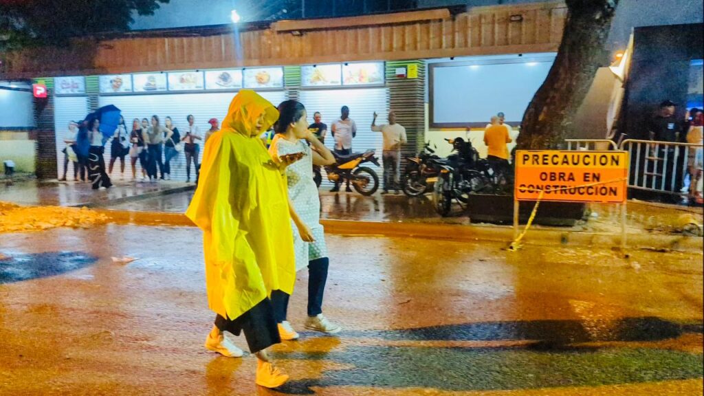 Fanáticos de Erreway cambiaron llamativos outfits por paraguas y fundas tras intensas lluvias | 2 | Fanáticos de Erreway cambiaron llamativos outfits por paraguas y fundas tras intensas lluvias - Noticias de hoy en República Dominicana | De Último Minuto