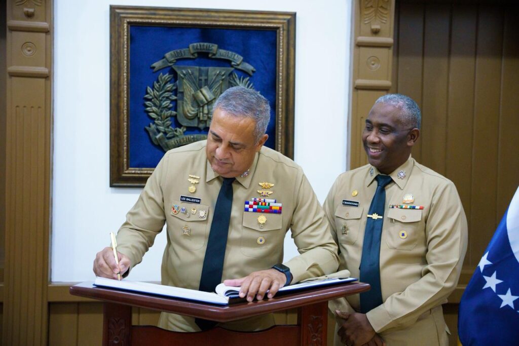 Director de Migración se reúne con comandante de la Armada para fortalecer cooperación institucional | 2 | Director de Migración se reúne con comandante de la Armada para fortalecer cooperación institucional