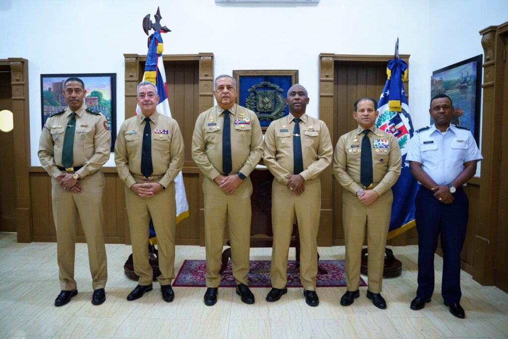 Director de Migración se reúne con comandante de la Armada para fortalecer cooperación institucional | 4 | Director de Migración se reúne con comandante de la Armada para fortalecer cooperación institucional