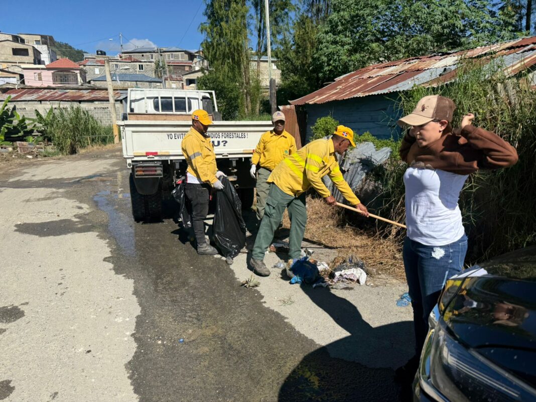 Oficina de Medio Ambiente Constanza realiza jornada de limpieza e instalación de cámaras junto a instituciones