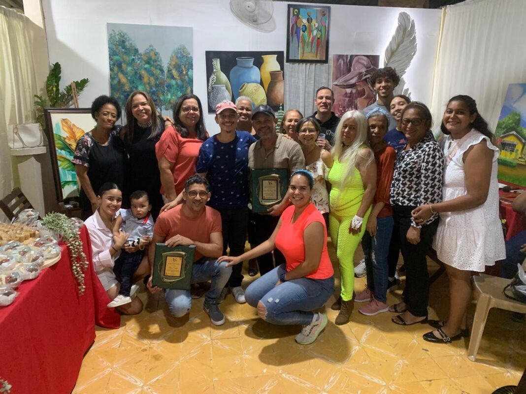 Escuela de Artes inaugura exposición colectiva de “Artes Plásticas y Artesanía” en Santiago