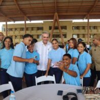 Presidente Luis Abinader se reúne con jóvenes estudiantes en la UASD-Bonao