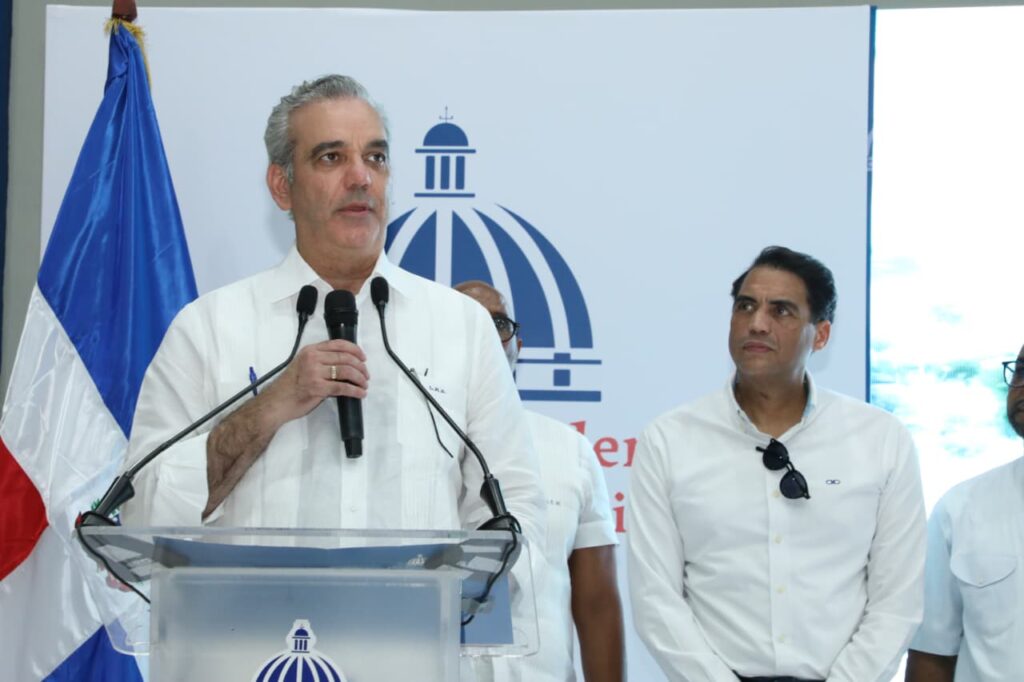 Gobierno inaugura Polideportivo Club Rafael Osvaldo Mercedes “CROM” en Villa Mella y anuncia otras obras | 4 | Gobierno inaugura Polideportivo Club Rafael Osvaldo Mercedes “CROM” en Villa Mella y anuncia otras obras - Noticias de hoy en República Dominicana | De Último Minuto