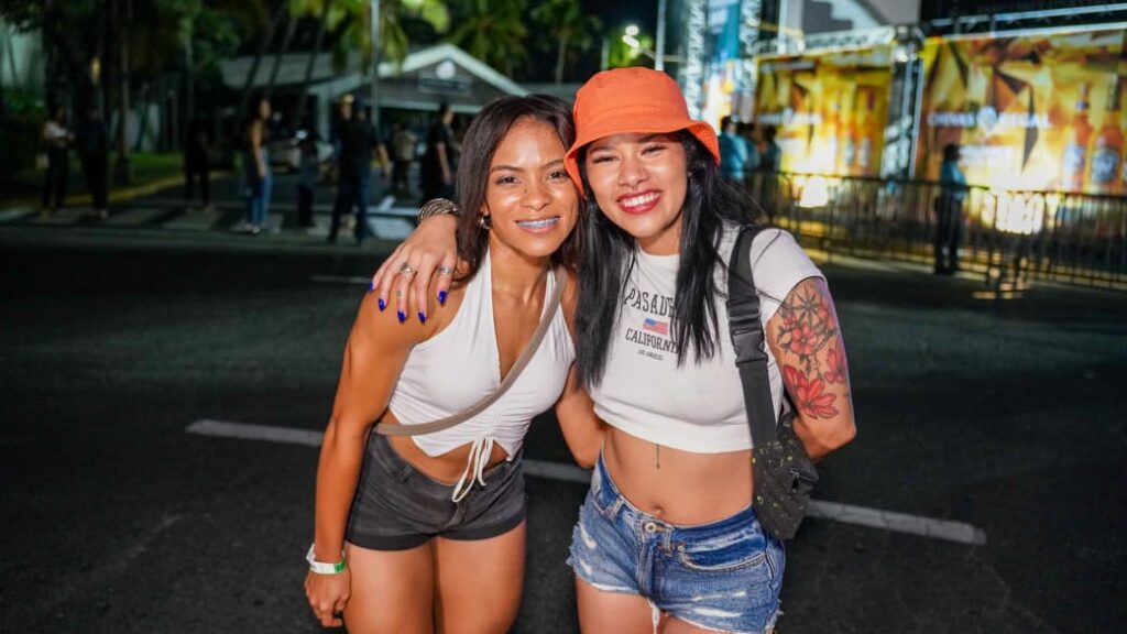 Fanáticos le "dieron hasta abajo" en concierto de Wisin y Jowell & Randy | 8 | Fanáticos le "dieron hasta abajo" en concierto de Wisin y Jowell & Randy - Noticias de hoy en República Dominicana | De Último Minuto