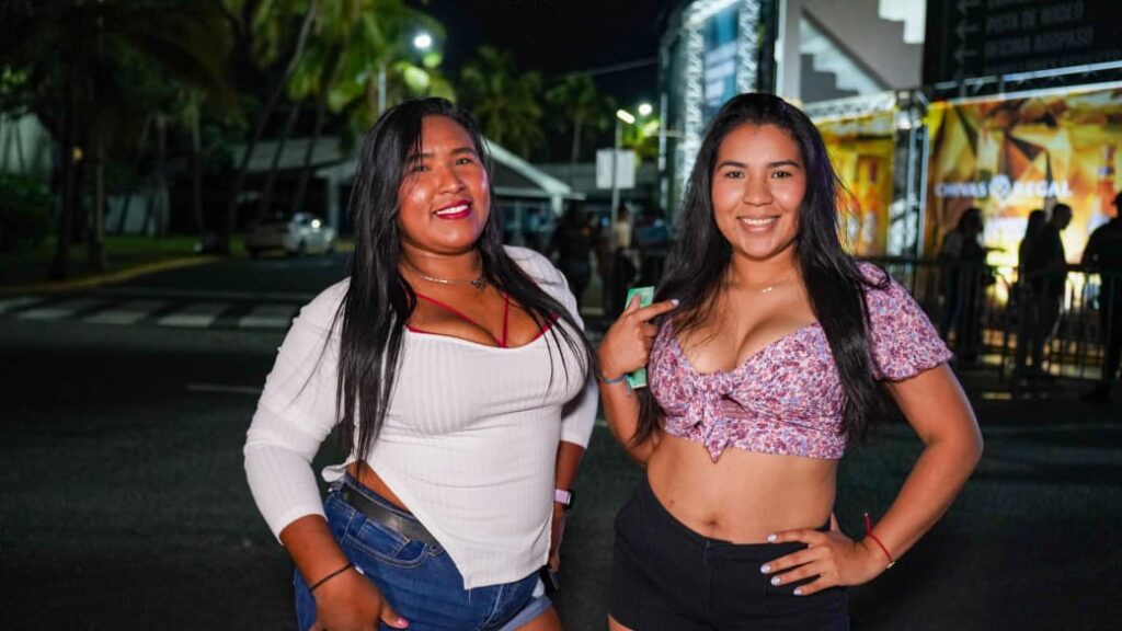 Fanáticos le "dieron hasta abajo" en concierto de Wisin y Jowell & Randy | 7 | Fanáticos le "dieron hasta abajo" en concierto de Wisin y Jowell & Randy - Noticias de hoy en República Dominicana | De Último Minuto