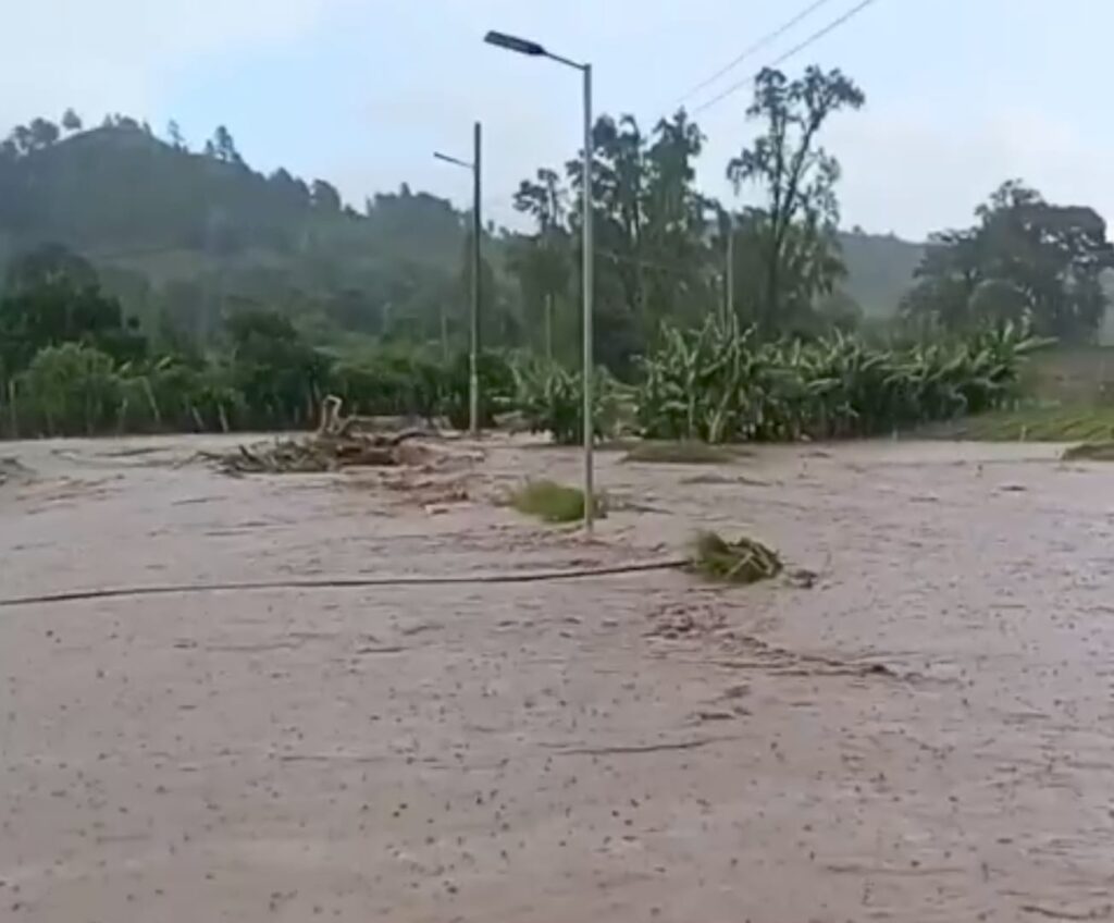 Desbordamiento de cañada provoca daños en el Distrito Municipal de La Sabina, Constanza | 3 | Desbordamiento de cañada provoca daños en el Distrito Municipal de La Sabina, Constanza