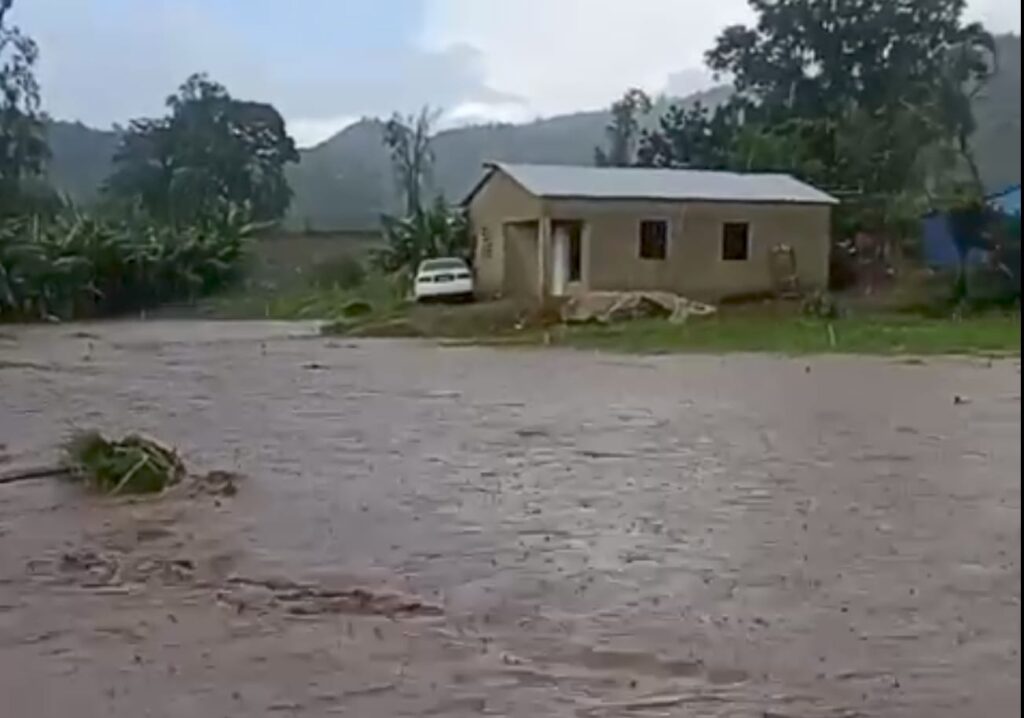 Desbordamiento de cañada provoca daños en el Distrito Municipal de La Sabina, Constanza | 2 | Desbordamiento de cañada provoca daños en el Distrito Municipal de La Sabina, Constanza