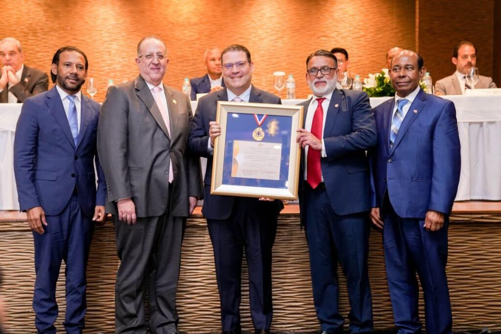 Federación Dominicana de Comerciantes reconoce a Yayo Sanz Lovatón como “Servidor Público 2025”