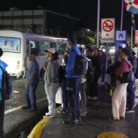 Largas filas para abordar transporte público en medio del paso de la tormenta tropical Melissa - Noticias de hoy en República Dominicana | De Último Minuto