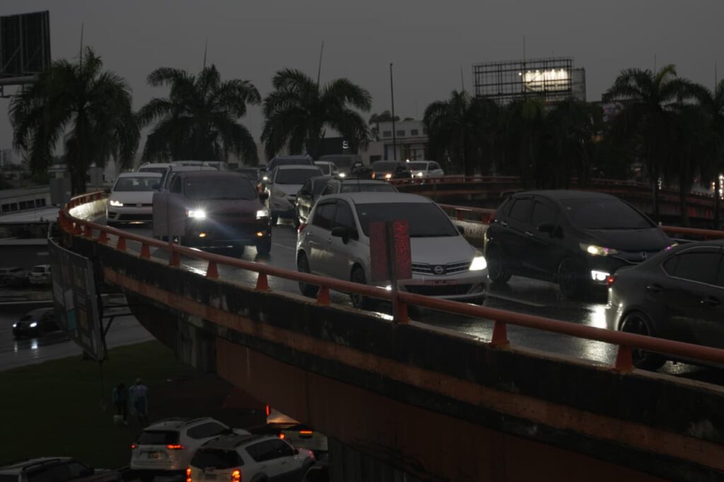 Tormenta Melissa provoca caos en el tránsito del Gran Santo Domingo | 2 | Tormenta Melissa provoca caos en el tránsito del Gran Santo Domingo - Noticias de hoy en República Dominicana | De Último Minuto