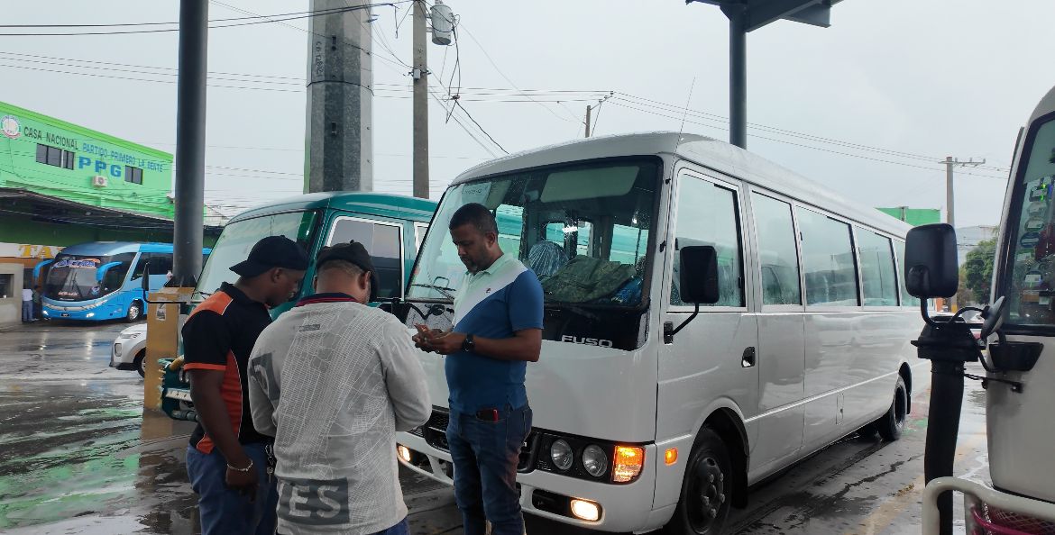 Choferes del 9 de la Duarte mantienen servicio limitado pese a lluvias de la tormenta Melissa - Noticias de hoy en República Dominicana | De Último Minuto