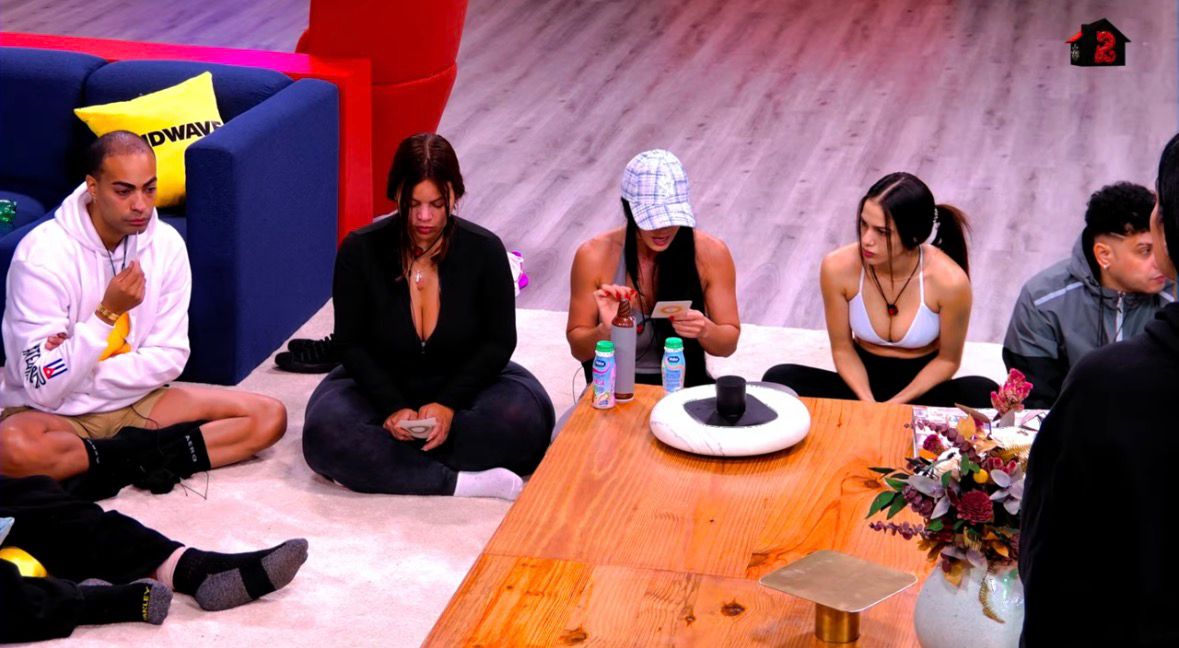 Magaly sorprende con una fogosa sesión de meditación en 'La Casa de Alofoke 2′