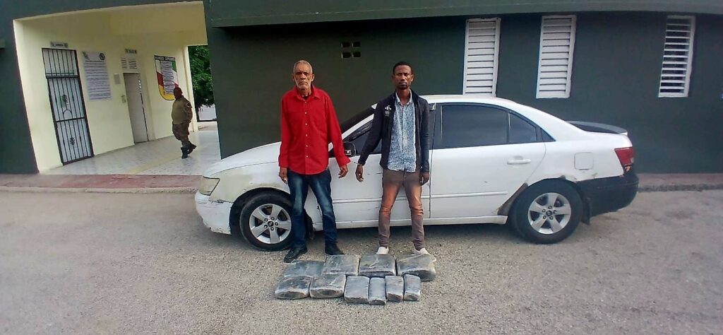 Ejército apresa a tres personas con presunta marihuana oculta en vehículo en San Juan de la Maguana | 2 | Ejército apresa a tres personas con presunta marihuana oculta en vehículo en San Juan de la Maguana - Noticias de hoy en República Dominicana | De Último Minuto