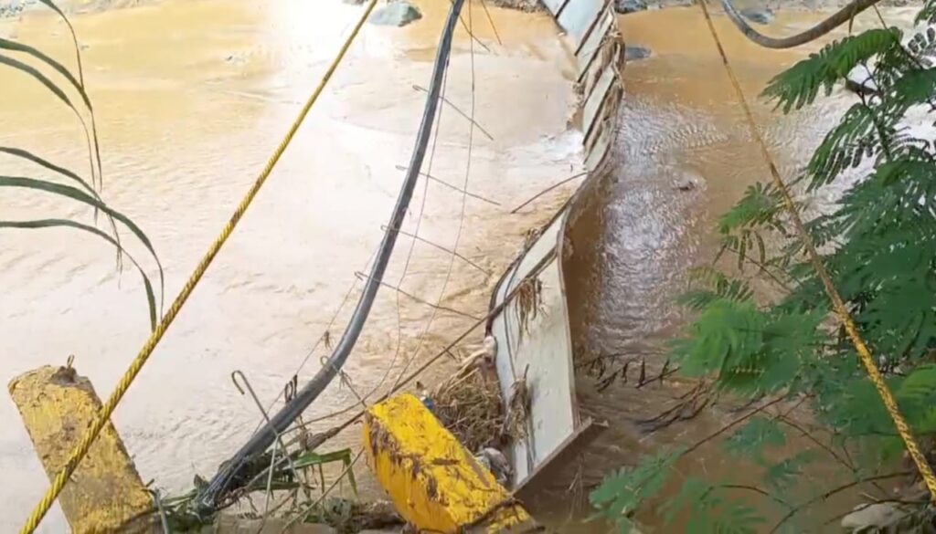 Comunidades de Tireo claman ayuda tras colapso de puentes