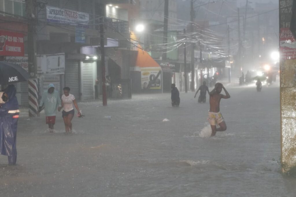 Moradores de Los Girasoles claman ayuda por las situaciones que provoca la tormenta Melissa - Noticias de hoy en República Dominicana | De Último Minuto