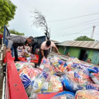 Gobernadora brinda asistencia alimentaria a familias afectadas por la tormenta Melissa