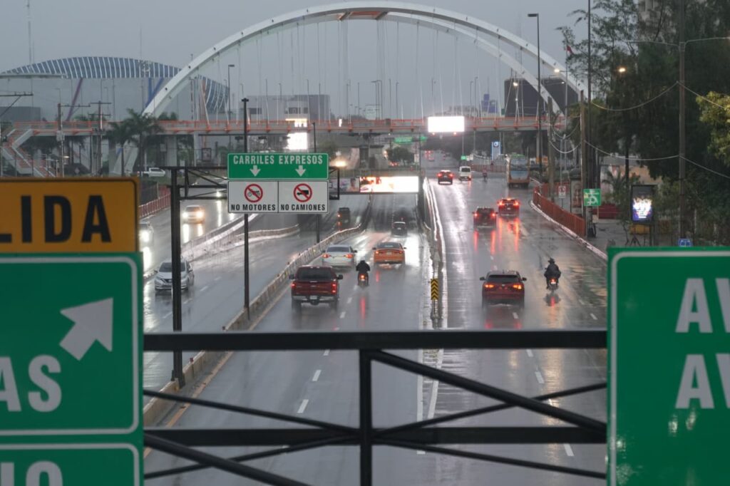 Tránsito en el DN se torna lento en horario nocturno: ciudadanos acatan medidas preventivas por tormenta Melissa | 4 | Tránsito en el DN se torna lento en horario nocturno: ciudadanos acatan medidas preventivas por tormenta Melissa - Noticias de hoy en República Dominicana | De Último Minuto