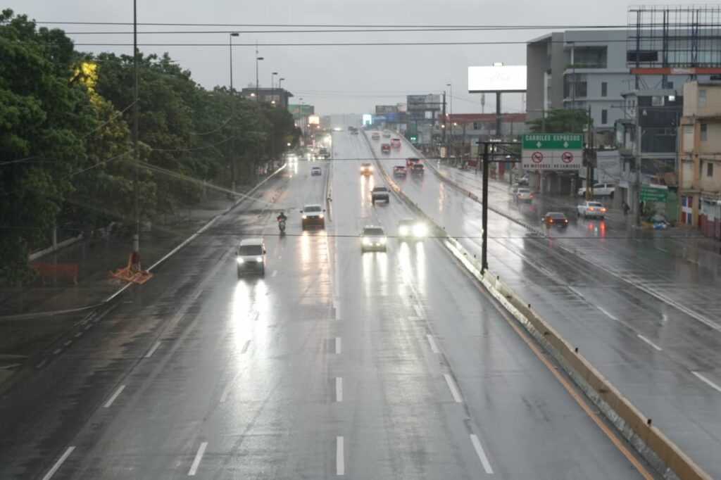 Tránsito en el DN se torna lento en horario nocturno: ciudadanos acatan medidas preventivas por tormenta Melissa | 3 | Tránsito en el DN se torna lento en horario nocturno: ciudadanos acatan medidas preventivas por tormenta Melissa - Noticias de hoy en República Dominicana | De Último Minuto